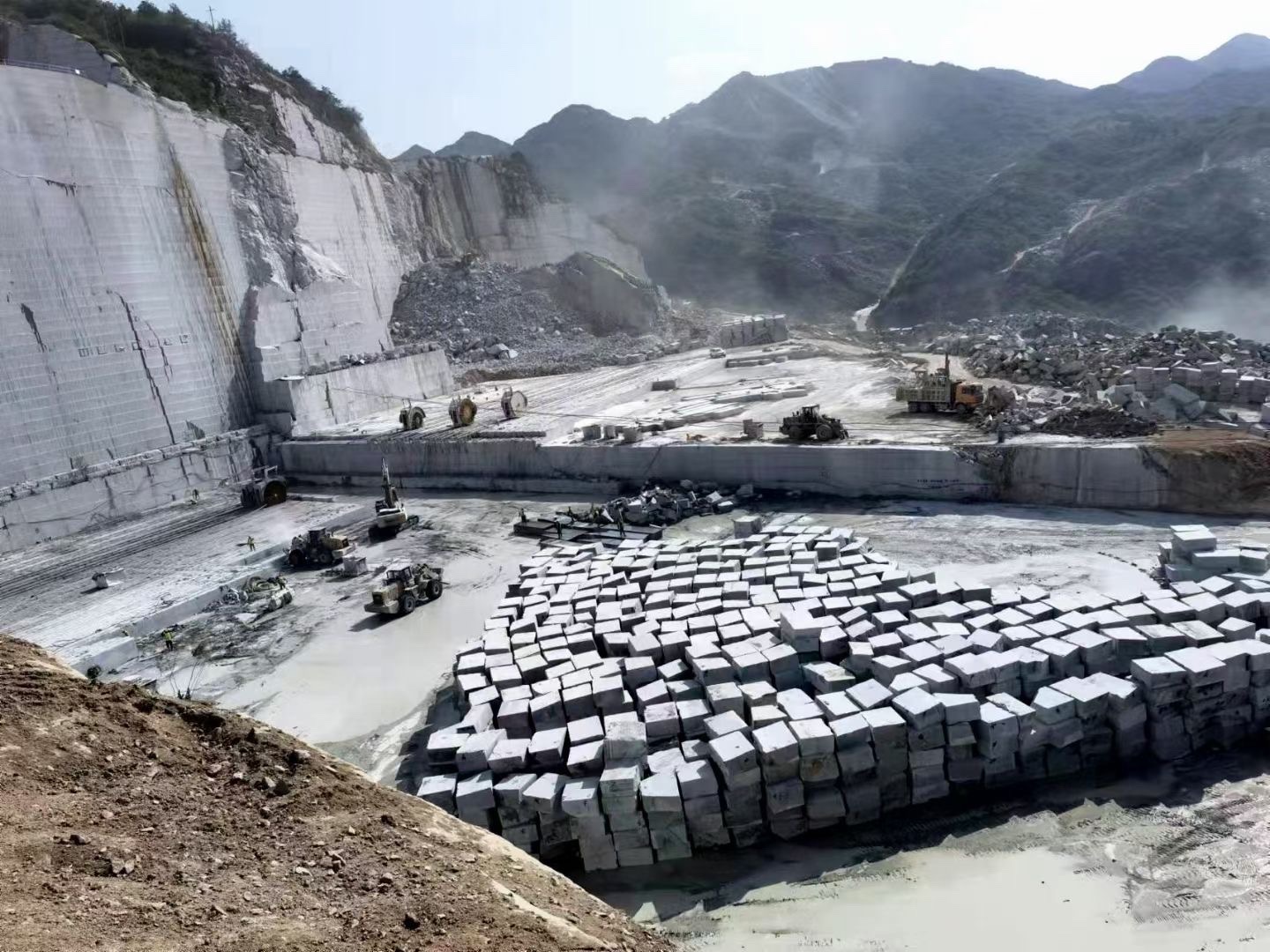 外墻干掛常用芝麻灰花崗巖石材厚度與安裝方法